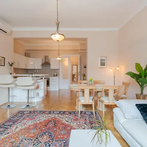 View To The Roofs Luxury With 2 Bedrooms , Budapest Hungría